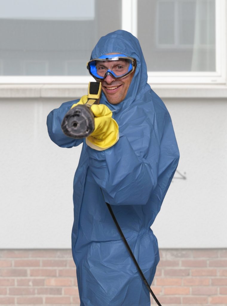 Mitarbeiter der Reinigungsfirma SachsenKlar mit Hochdruckgerät, Overall und Handschuhen bei der Graffitientfernung in Chemnitz