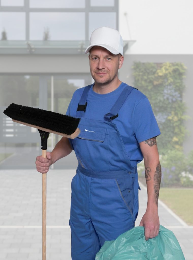 Mitarbeiter der Reinigungsfirma SachsenKlar mit Besen beim Hausmeisterservice in Chemnitz