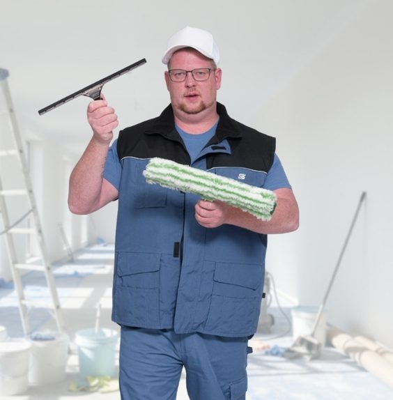 Mitarbeiter der Reinigungsfirma SachsenKlar mit Fensterabzieher bei der Baureinigung in Chemnitz