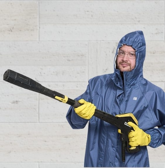 Mitarbeiter der Reinigungsfirma SachsenKlar mit Hochdruckgerät, Overall und Handschuhen bei der Fassadenreinigung in Chemnitz