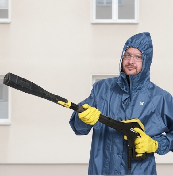 Mitarbeiter der Reinigungsfirma SachsenKlar mit Hochdruckgerät, Overall und Handschuhen bei der Graffitientfernung in Chemnitz