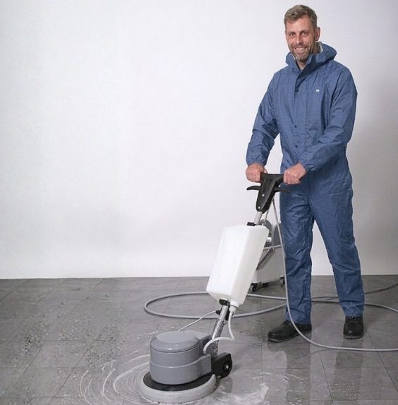 Mitarbeiter der Reinigungsfirma SachsenKlar mit Reinigungsgerät und Overall bei der Grundreinigung in Chemnitz